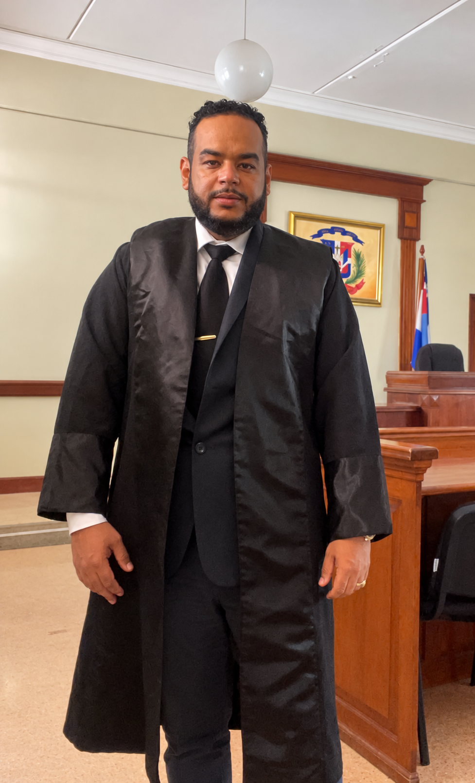Henry Anatael Domínguez con toga en un tribunal